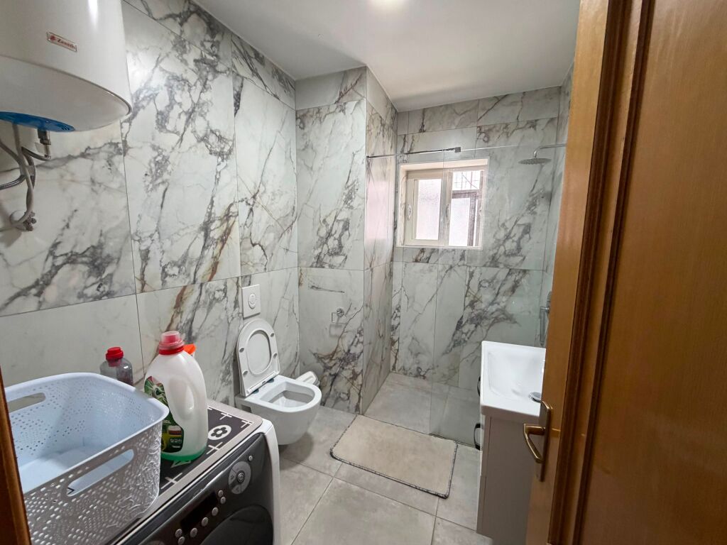 🏡 Appartamento 2+1 in affitto – Laprakë (Palazzo Arabit)  📍 1° piano, edificio nuovo con ascensore 🛋️ Completamente arredato 💶 Prezzo: 60.000 lek/mese