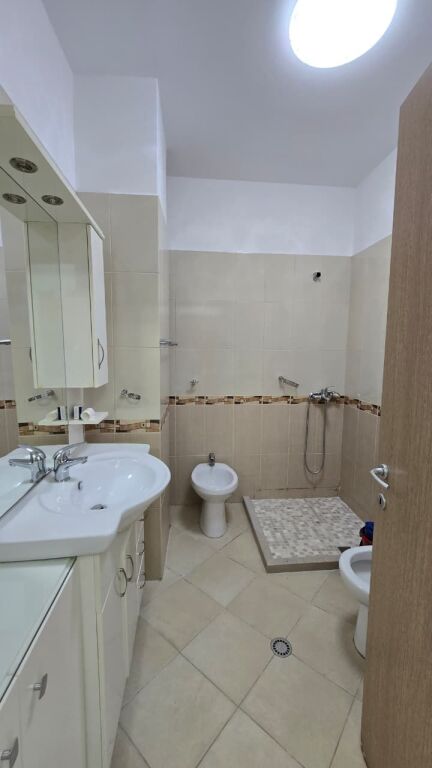 🏢Ish Tregu Elektrik,jepet me qera apartament 2+1+2+post parkimi,i mobiluar 75,000Leke