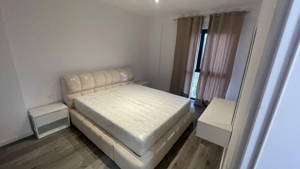 Shitet apartament 2+1+2+Post Parkimi tek Kodra e Diellit .