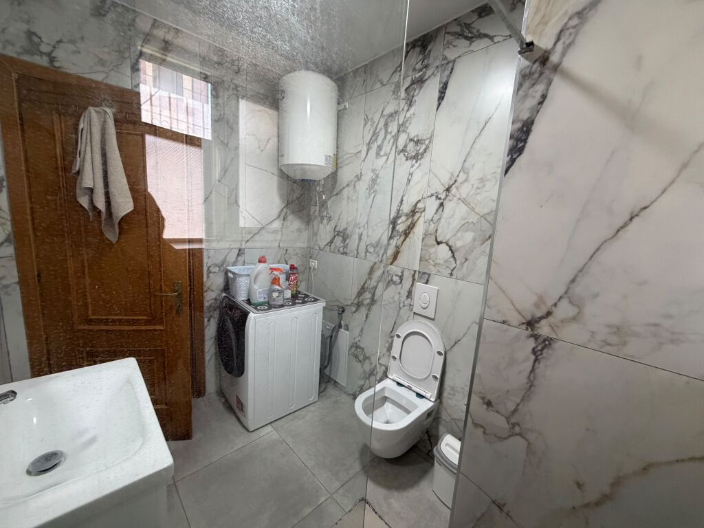 🏡 Appartamento 2+1 in affitto – Laprakë (Palazzo Arabit)  📍 1° piano, edificio nuovo con ascensore 🛋️ Completamente arredato 💶 Prezzo: 60.000 lek/mese
