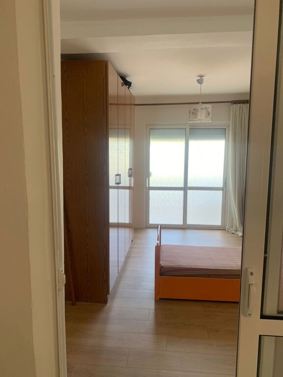 Jepet me qira apartament 2+1 te Rruga Fortuzi.