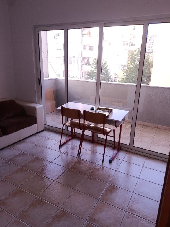 Affittiamo ufficio 3+1+2 duplex a Komuna e Parisit
