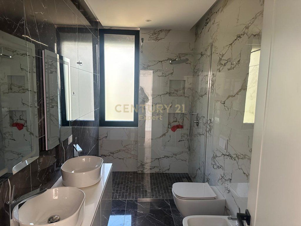 Vilë 3-katëshe me qira, Liqeni i Thatë, Tiranë. 3,500 € /Muaj
