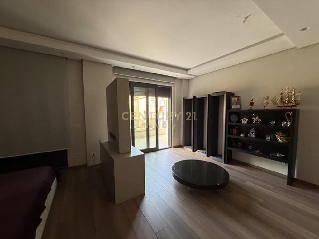 VILE ME QIRA TEK KMPLKESI DIELL NE QERRET 2,500 € /Muaj
