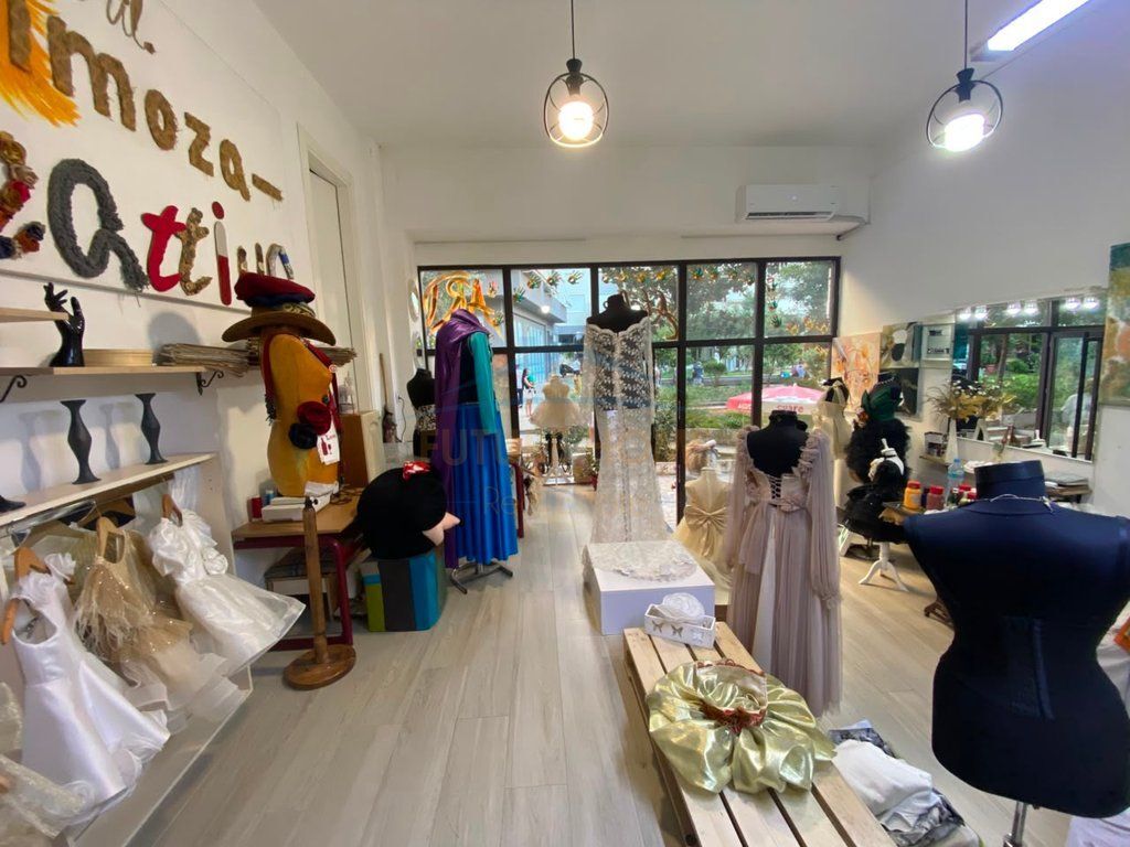 Disponojme per Qera Ambient Biznesi, prane Kompleksit Kika, Komuna e Parisit.