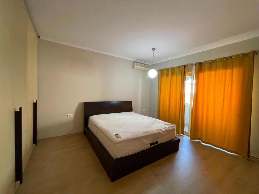 Apartament 2+1 per qira tek Komuna e Parisit.