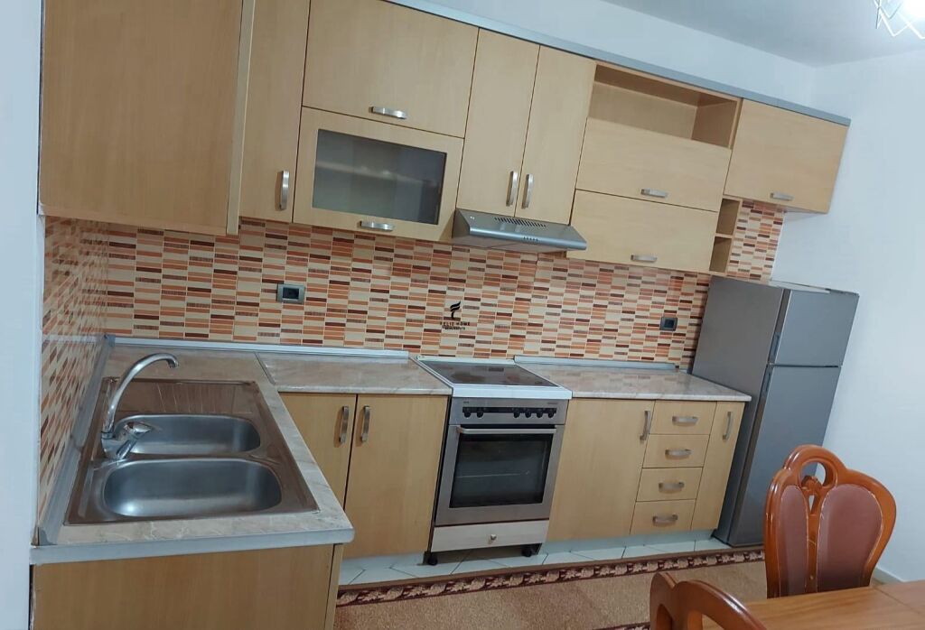 APARTAMENT ME QERA 2+1 STACIONI I TRENIT 50.000 LEKE FH-87137