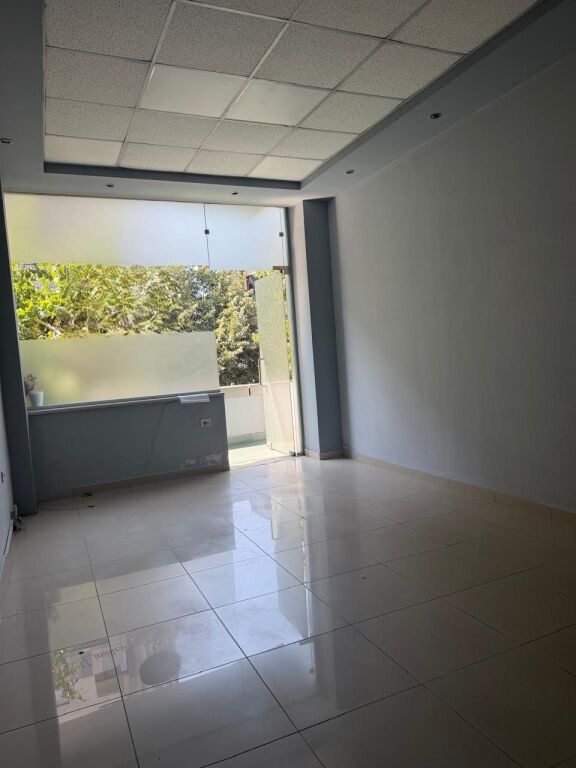 🏢Rruga e Dibres, Kompleksi Halili jepet me qera ambient biznesi,40,000Leke (Neto)