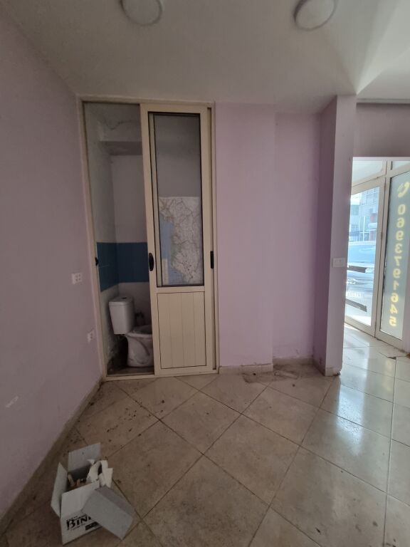 📢 JEPET ME QERA DYQAN – RRUGA E KAVAJËS (PAS GLOBE)  📍 Vendndodhje shumë e favorshme.  ✅ Sipërfaqe: 40 m² ✅ Kati 0 ✅ Disponon 2 banjo  💰 Çmimi: 45.000 lekë/muaj