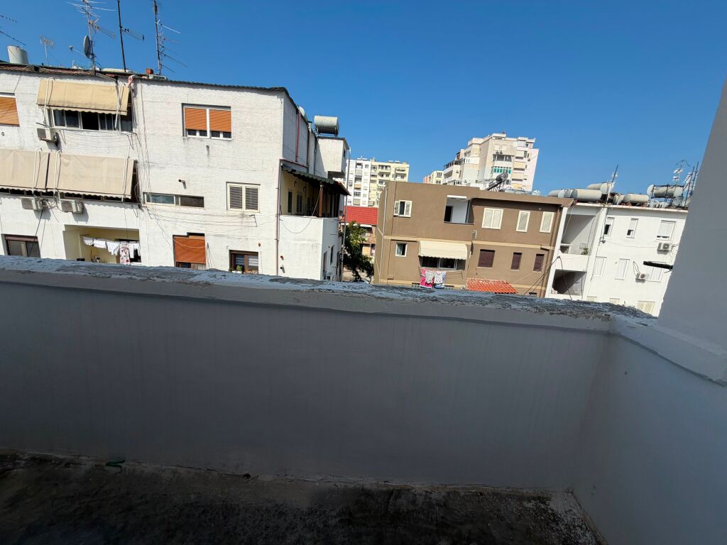 Shitet Apartament 2+1+2 ne Durres