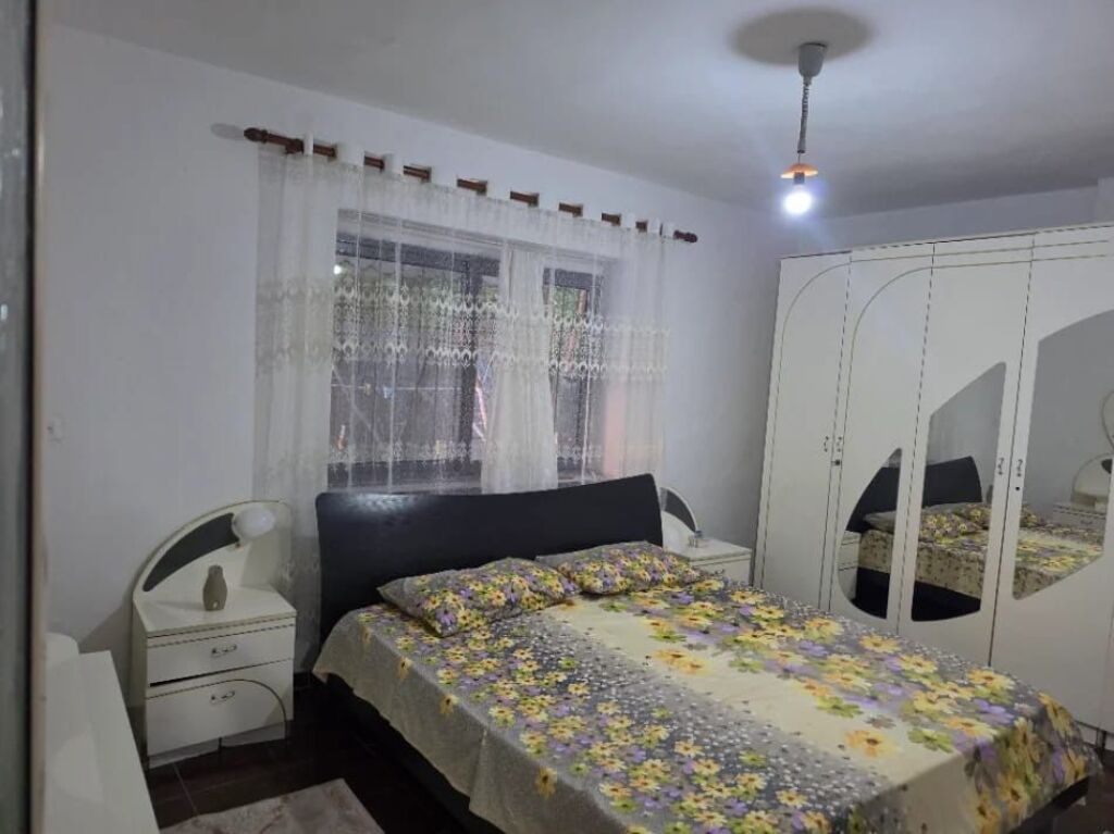 2+1 apartment for rent near the United school !