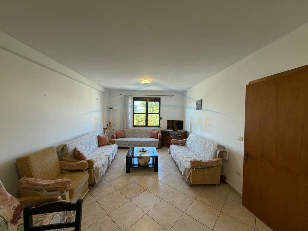 Shitet, Apartament 2+1, Kinostudio, Tiranë.