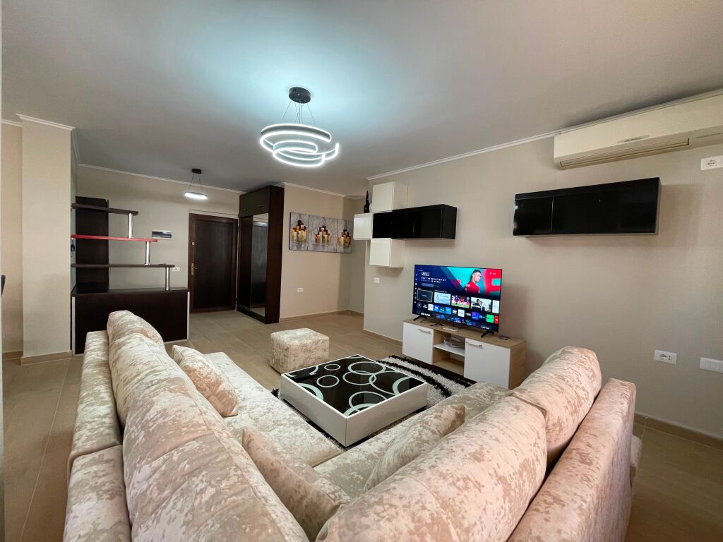 Apartament 2+1 per qira tek Komuna e Parisit.