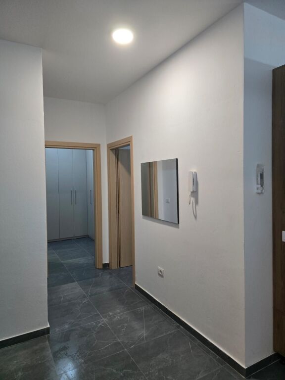 🏡 Appartamento 2+1+2 + parcheggio in affitto  📍 Tirana Uptown, Via “5 Maji”, di fronte al Concord Center💰 Prezzo: 68.000 lek/mese