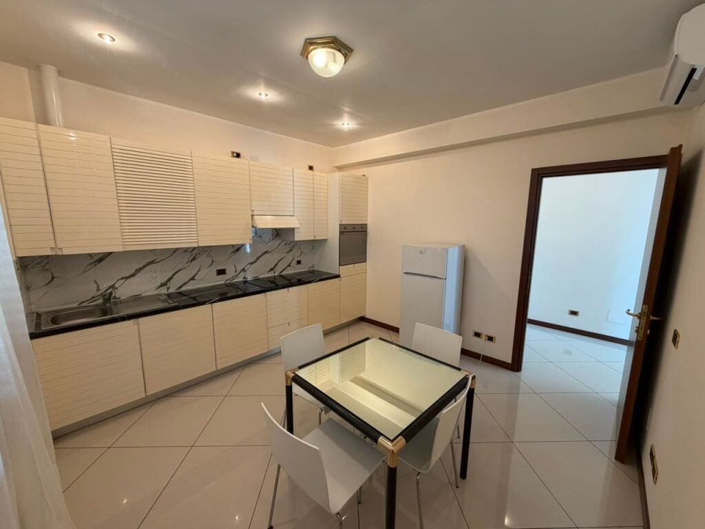 🏡 Appartamento 1+1 in affitto –📍 Kinostudio💰 Affitto: 45.000 Lek/mese (prezzo non trattabile)