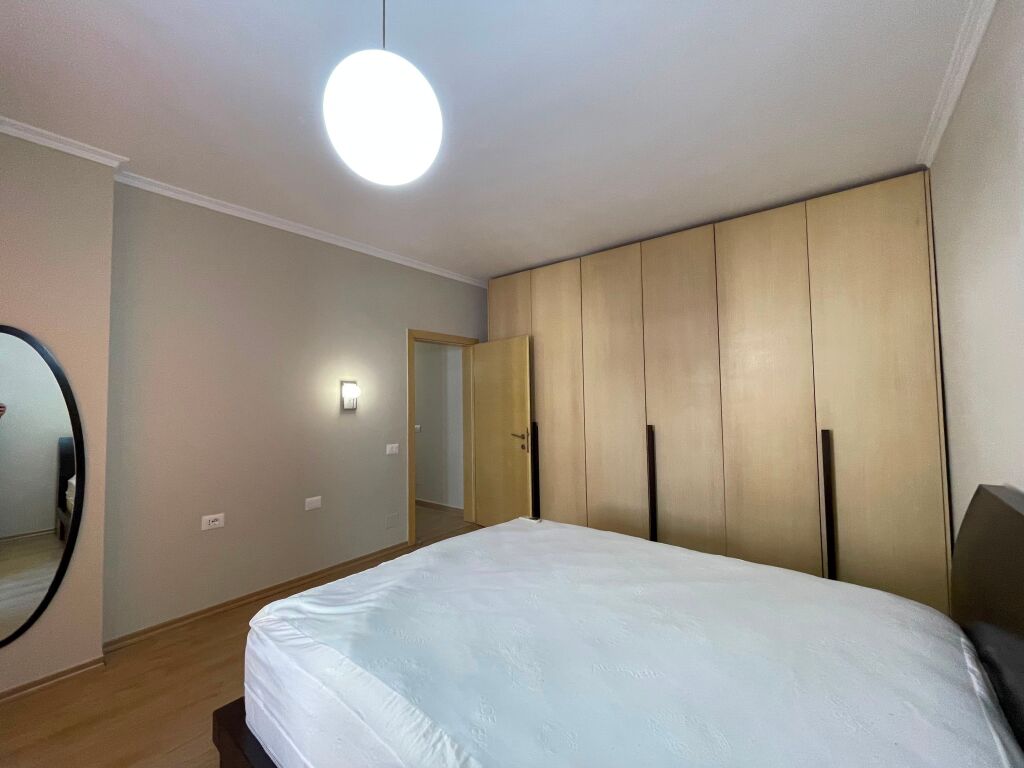Apartament 2+1 per qira tek Komuna e Parisit.