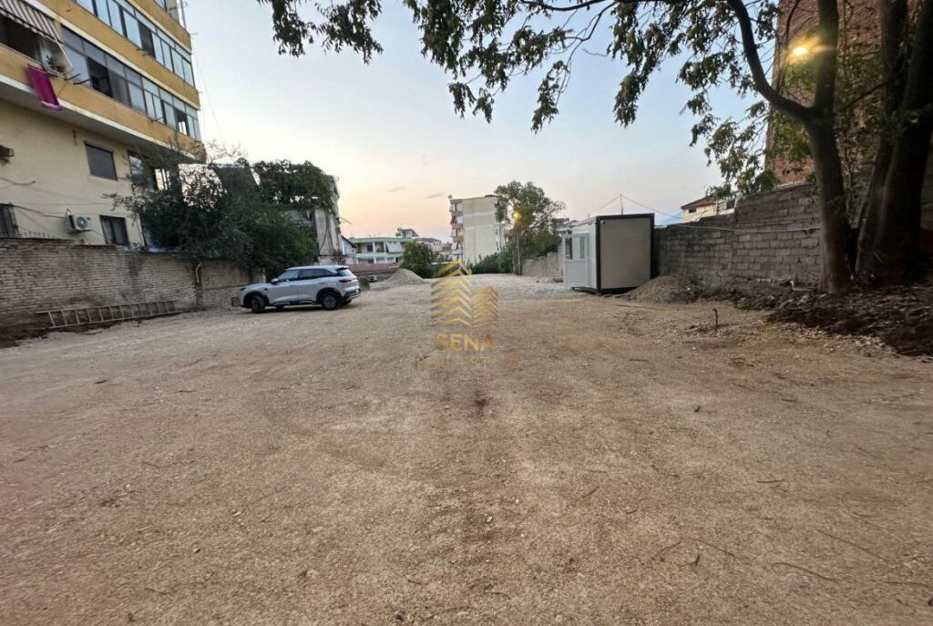 Terreno in affitto 900m², Via Dibra - Vicino a QSUT, 3500 Euro/Mese