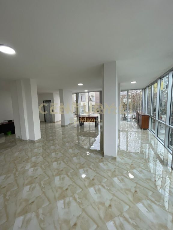 Jepet me qira ambient komercial në Lagjen Nr. 16, Durrës