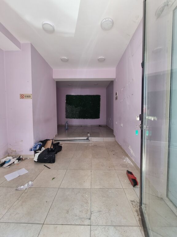 📢 JEPET ME QERA DYQAN – RRUGA E KAVAJËS (PAS GLOBE)  📍 Vendndodhje shumë e favorshme.  ✅ Sipërfaqe: 40 m² ✅ Kati 0 ✅ Disponon 2 banjo  💰 Çmimi: 45.000 lekë/muaj