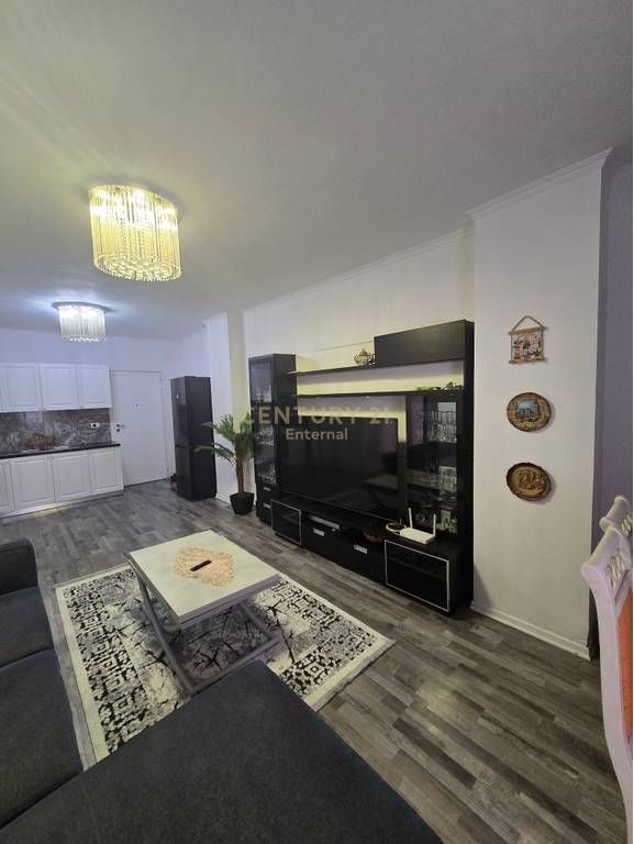 Apartament 1+1 per Qera te Komuna e Parisit