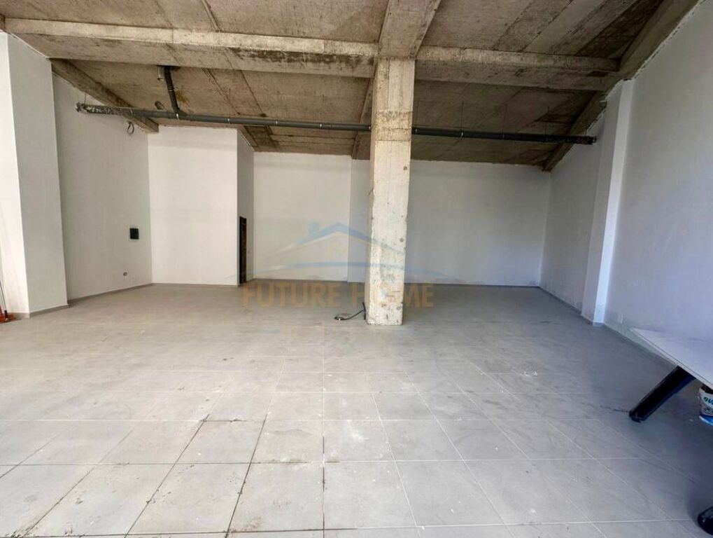 Qera, Ambjent Biznesi, Liqeni i Thatë, Tiranë.