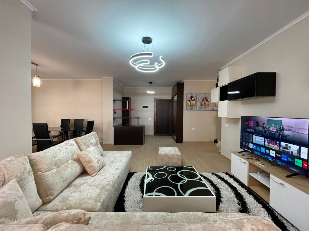 Apartament 2+1 per qira tek Komuna e Parisit.