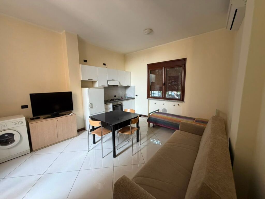 🏡 Jepet me qira garsoniere – Kinostudio 💰Qira: 30,000 Lekë/muaj (çmim i padiskutueshëm)