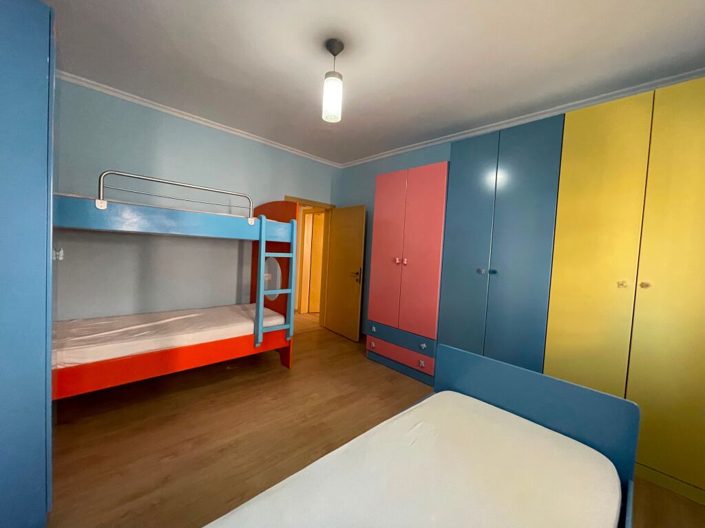 Apartament 2+1 per qira tek Komuna e Parisit.