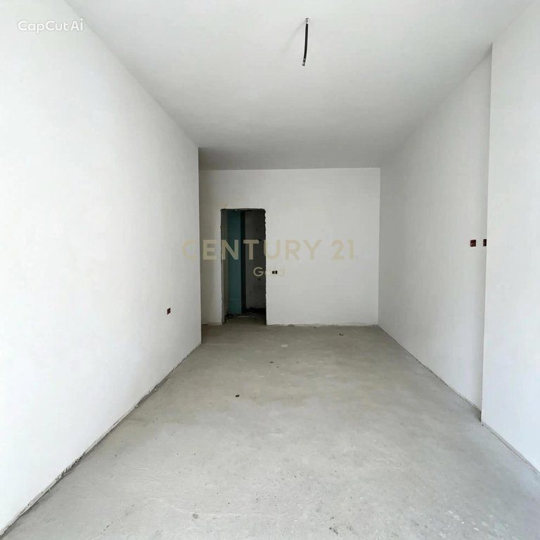 SHESIM APARTAMENT 2+1+2 TEK KOMUNA E PARISIT KOMPLEKSI KIKA !!