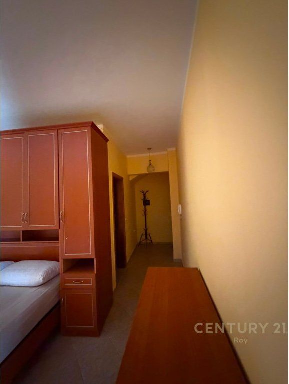 Zbuloni një projekt modern që kombinon komoditetin, cilësinë e ndërtimit dhe një plan pagese të favorshëm, në një nga zonat më të preferuara të bregdetit.  Studio funksionale, të projektuara për të ofruar shfrytëzim maksimal të hapësirës, janë ideale si për banim, ashtu edhe për investim me potencial të lartë për qira sezonale.  Çmimet fillojnë nga 1,600 €/m² Vetëm 150 metra nga deti Tipologji Studio 32.4 m² dhe 39.7 m²  Plan fleksibël pagese per 3 Vite: • 20% kësti i parë • 15% pas 6 muajsh • 5% në përfundim të punimeve   Nëse po kërkoni një pronë pranë detit me kushte të favorshme pagese dhe potencial të shkëlqyer investimi, Three Gardens Residence është zgjedhja ideale.
