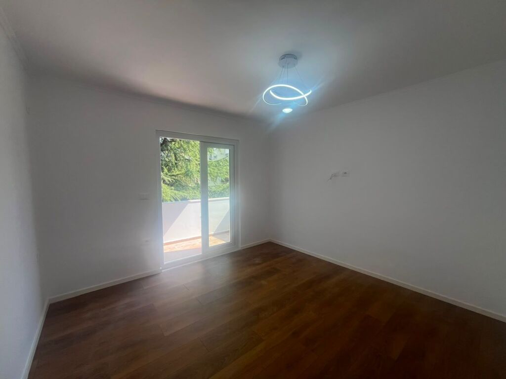 Shitet Apartament 1+1 me ballkon| Oxhaku, Tiranë
