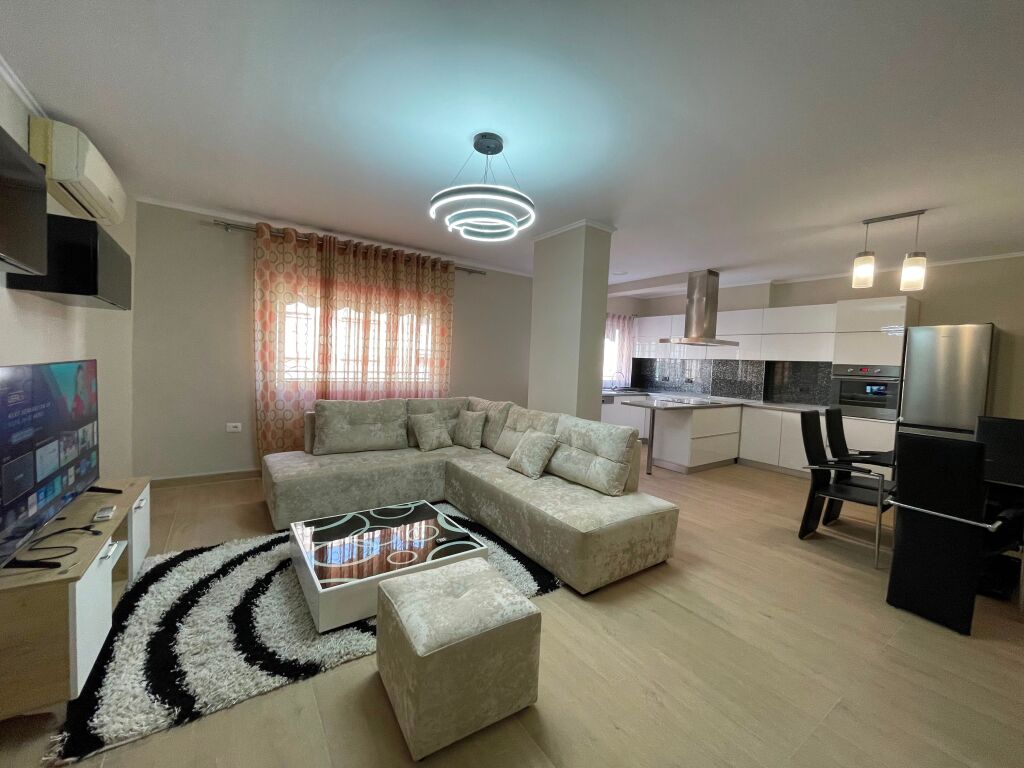 Apartament 2+1 per qira tek Komuna e Parisit.