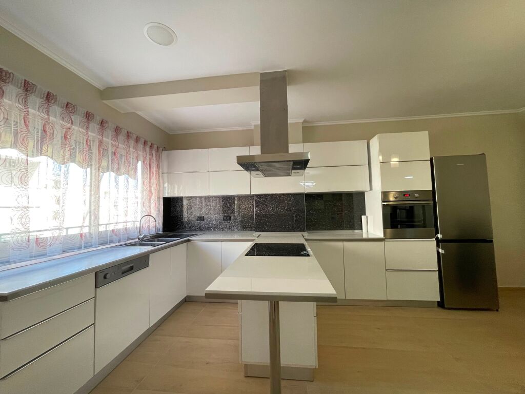 Apartament 2+1 per qira tek Komuna e Parisit.