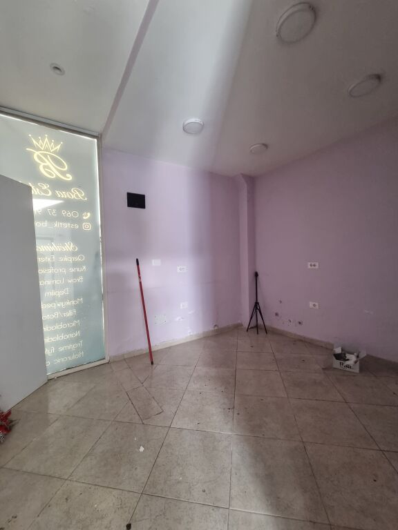 📢 JEPET ME QERA DYQAN – RRUGA E KAVAJËS (PAS GLOBE)  📍 Vendndodhje shumë e favorshme.  ✅ Sipërfaqe: 40 m² ✅ Kati 0 ✅ Disponon 2 banjo  💰 Çmimi: 45.000 lekë/muaj