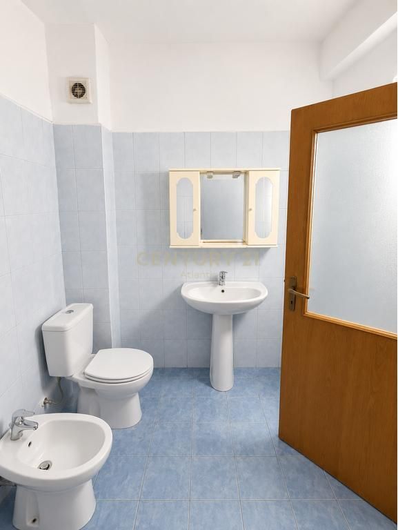 Shitet Apartament 1+1 , Plazh Hekurudha !