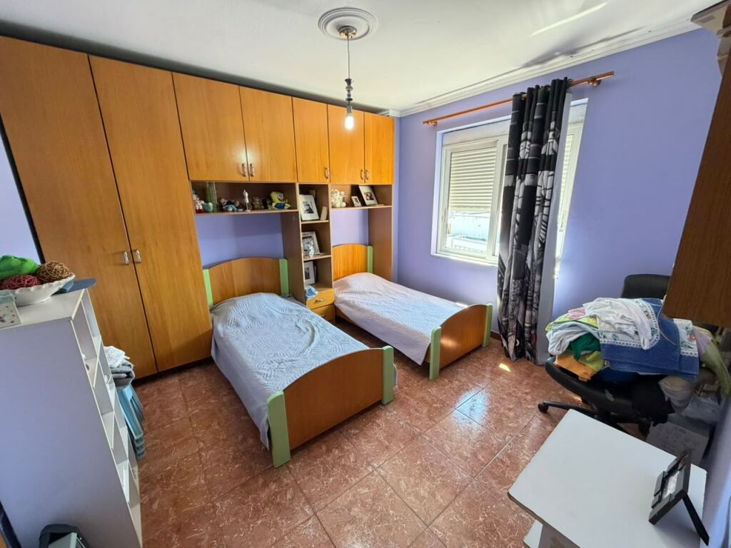🏡 Shitet Apartament 2+1 📍 Komuna e Parisit (pranë Kika 2)💰 Çmimi: 250.000.000 lekë