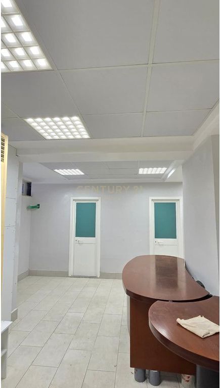 Jepet me qira ambient komercial në Lagjen Nr. 16, Durrës !
