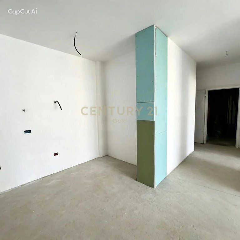 SHESIM APARTAMENT 2+1+2 TEK KOMUNA E PARISIT KOMPLEKSI KIKA !!