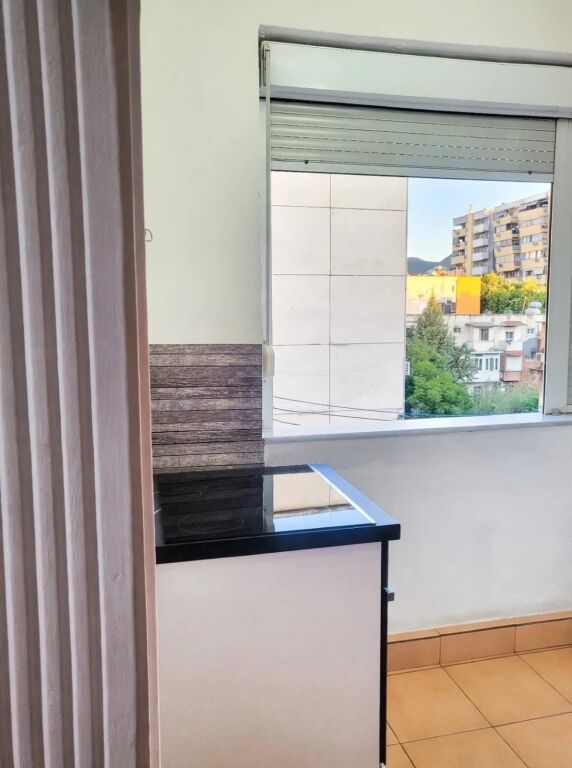 Appartamento 1+1 in vendita vicino a Ish Parku presso 21 Dhjetorit