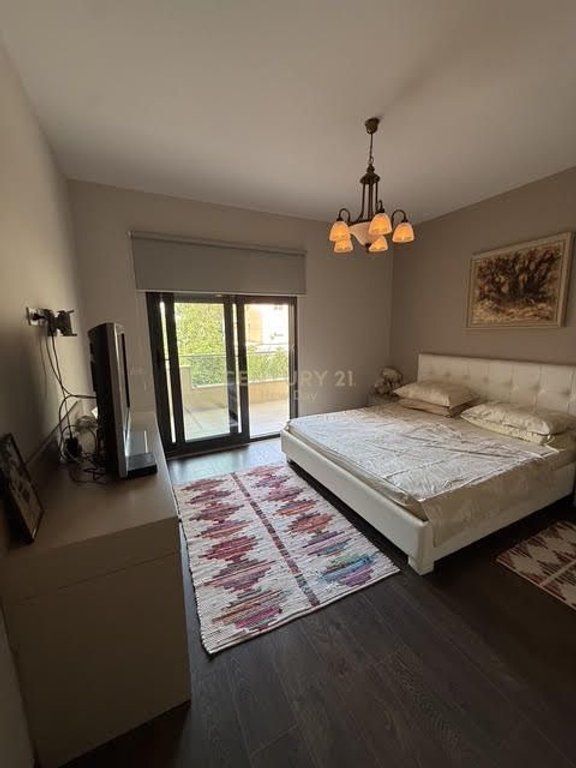 VILE ME QIRA TEK KMPLKESI DIELL NE QERRET 2,500 € /Muaj