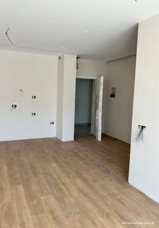 Zyre Me Qera 1+1 Tek Komuna e Parisit (ID BZ21020) Tirane.