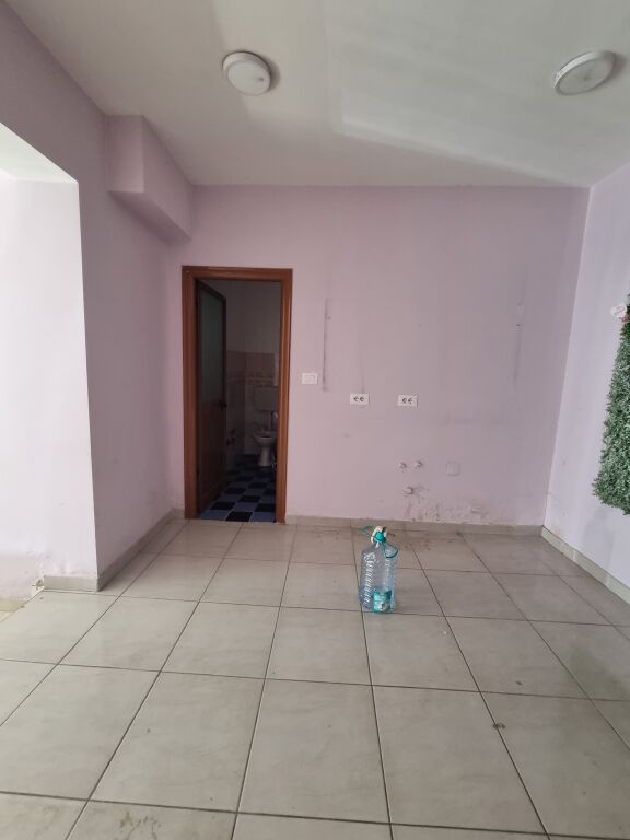 📢 JEPET ME QERA DYQAN – RRUGA E KAVAJËS (PAS GLOBE)  📍 Vendndodhje shumë e favorshme.  ✅ Sipërfaqe: 40 m² ✅ Kati 0 ✅ Disponon 2 banjo  💰 Çmimi: 45.000 lekë/muaj