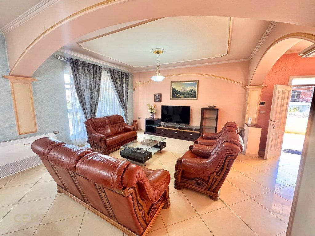 JEPET ME QIRA KATI 2 I VILES ME PISHINE DHE POST PARKIMI ! 900 € /Muaj
