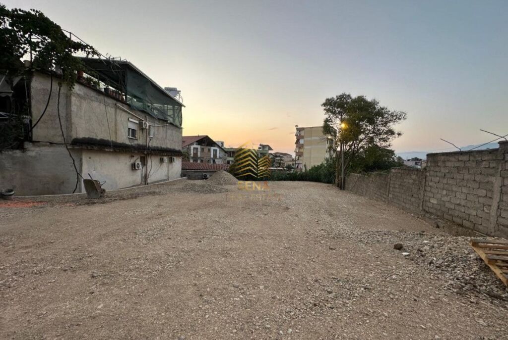 Terreno in affitto 900m², Via Dibra - Vicino a QSUT, 3500 Euro/Mese