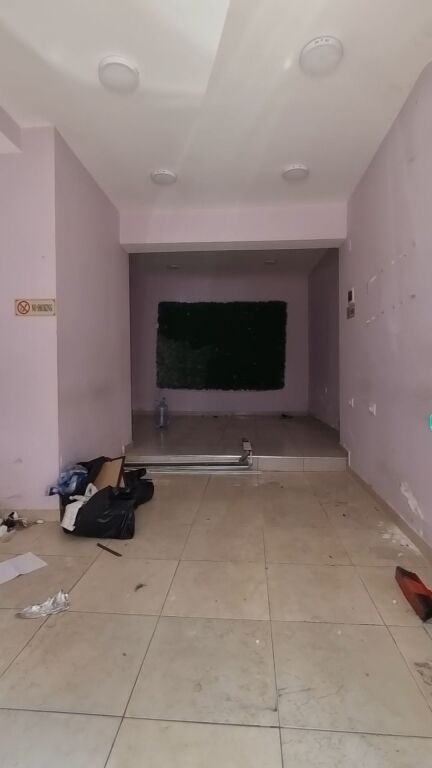 📢 JEPET ME QERA DYQAN – RRUGA E KAVAJËS (PAS GLOBE)  📍 Vendndodhje shumë e favorshme.  ✅ Sipërfaqe: 40 m² ✅ Kati 0 ✅ Disponon 2 banjo  💰 Çmimi: 45.000 lekë/muaj