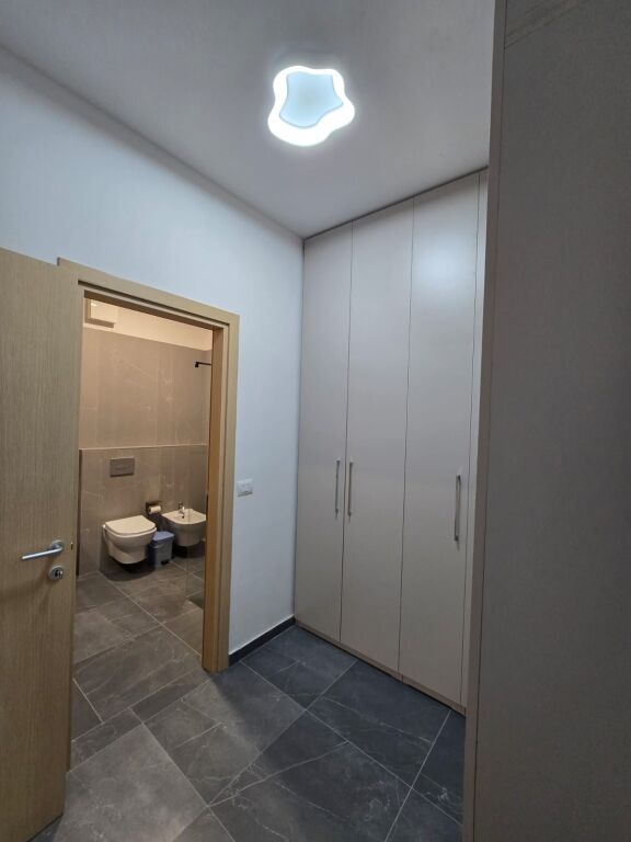 🏡 Appartamento 2+1+2 + parcheggio in affitto  📍 Tirana Uptown, Via “5 Maji”, di fronte al Concord Center💰 Prezzo: 68.000 lek/mese