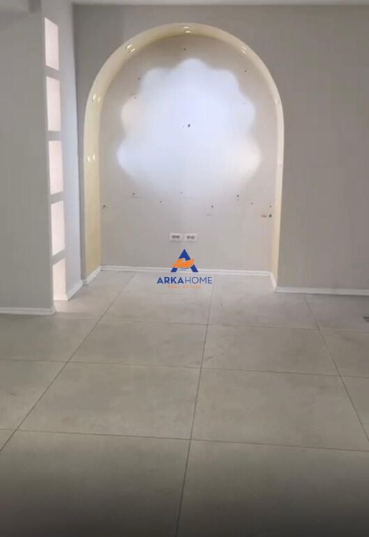 JEPET ME QERA AMBIENT BIZNESI 60M2 "PRANE PALLATEVE TE INSIGUT,VASIL SHANTO" 600EURO