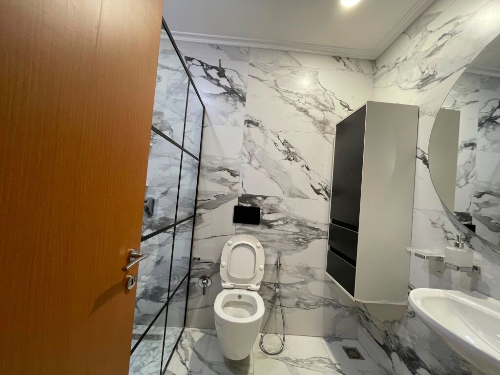 Apartament 2+1 per qira tek Komuna e Parisit.