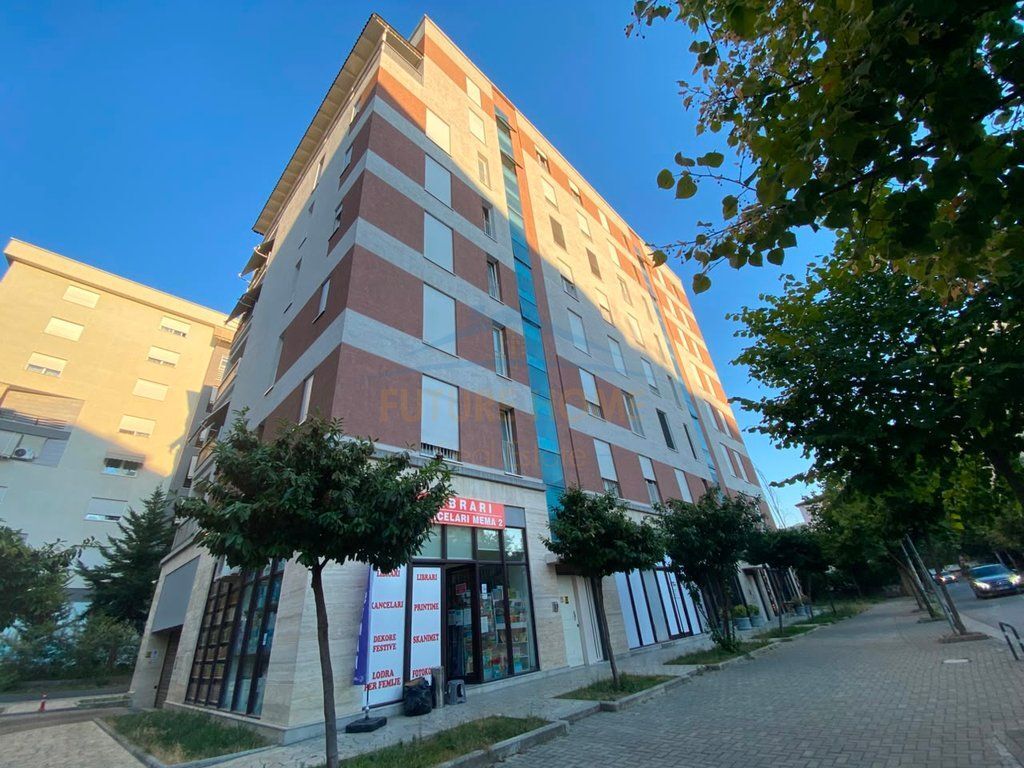 Disponojme per Qera Ambient Biznesi, prane Kompleksit Kika, Komuna e Parisit.