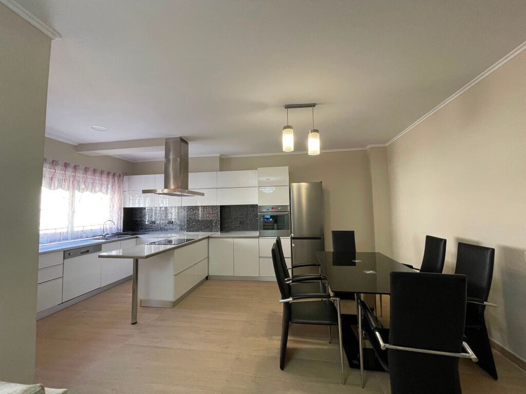 Apartament 2+1 per qira tek Komuna e Parisit.